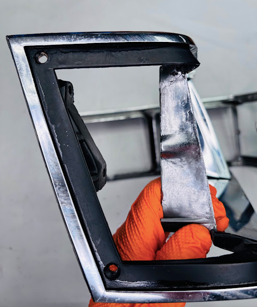 OEM GM Headlight Bezels – Left & Right Pair (25525088 / 25525089)